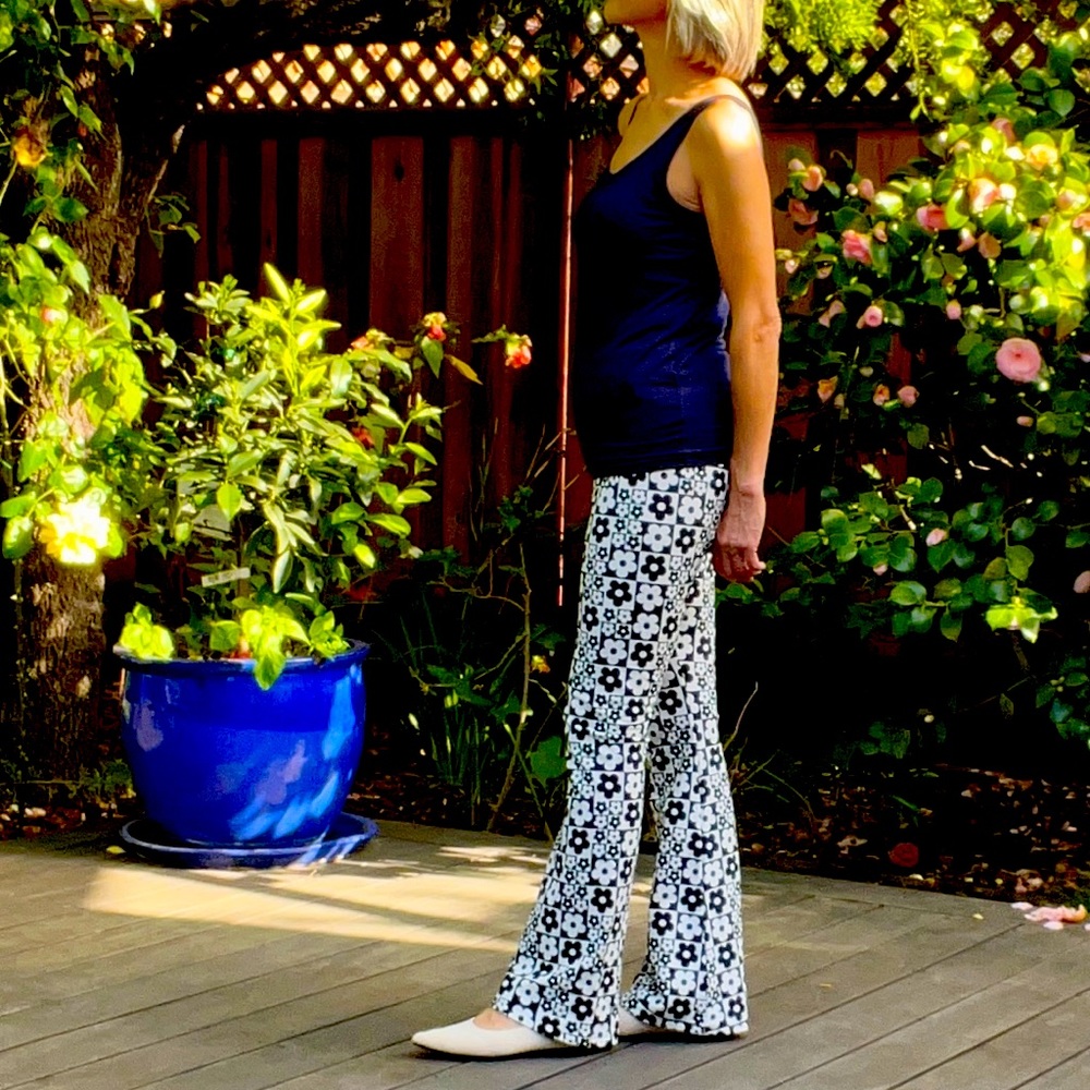 Black white fun design stretchy flare pants